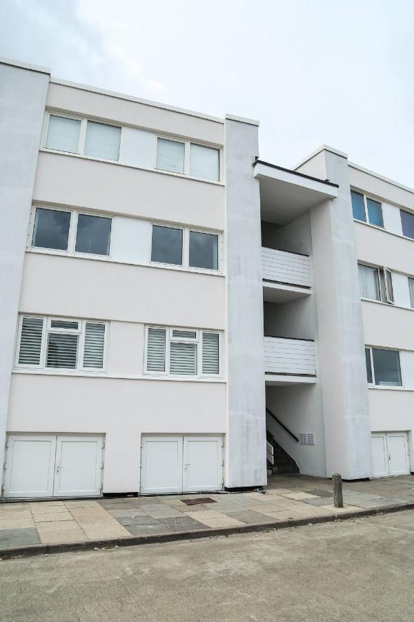 Tides - Beach Front Apartment In Bracklesham Bay Chichester Bagian luar foto